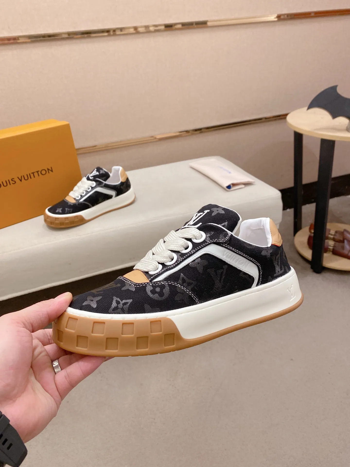 Factory price: 480💰 LV 🫏The colorful interpretation of BUTTERSOFT sneakers combines sheepskin, The colorful interpretation of LV BUTTERSOFT sneakers combines sheepskin and calfskin for a super soft feel. Designed by Pharrell Williams, this '60s-inspired shoe features a padded upper that's been crafted by Louis Vuitton craftsmen to further enhance the comfort of the leather. In addition to the LV initials, it features multiple signatures, including natural leather trim and an embossed pattern of Pharrell Williams and lobster on the side, referencing the Fall/Winter 2025 men’s show. A must-have artifact for fashionistas✅ Code number 38-44